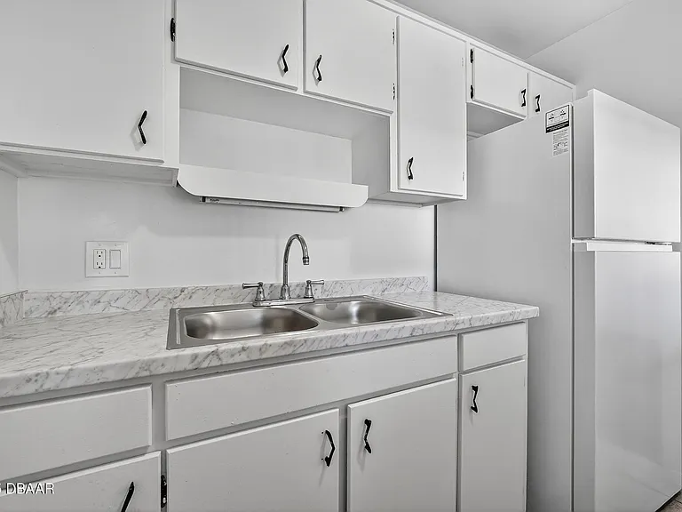2417 N Oleander Ave — Photo 8