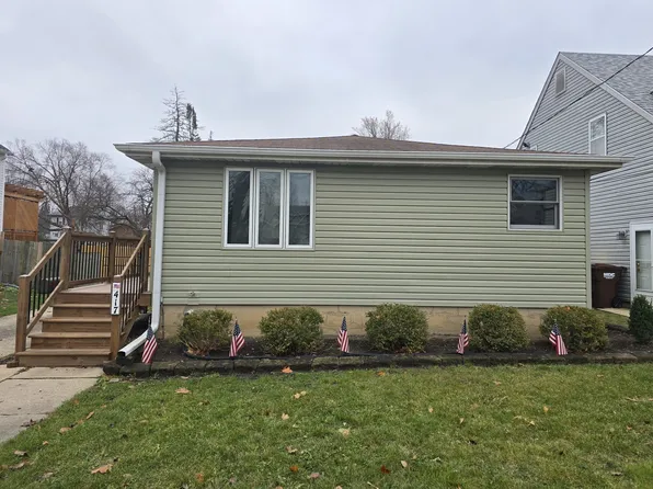 417 Stewart Ave, Woodstock, IL 60098