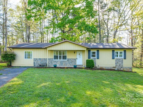 16 Stoney Nob Dr, Hendersonville, NC 28792