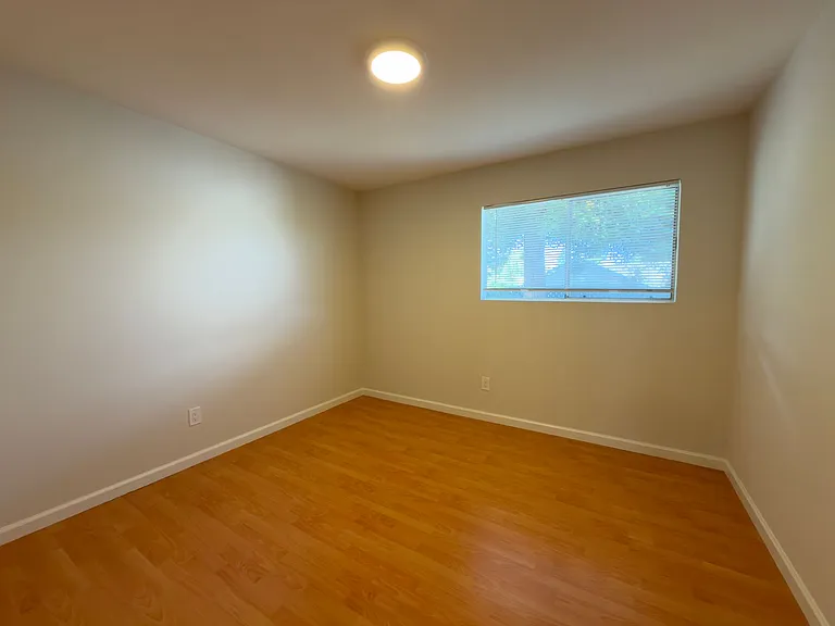 900 Alvarez Ave — Photo 9