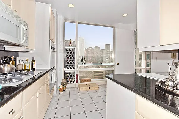 Rented by Luxus Manhattan Realty | media 24