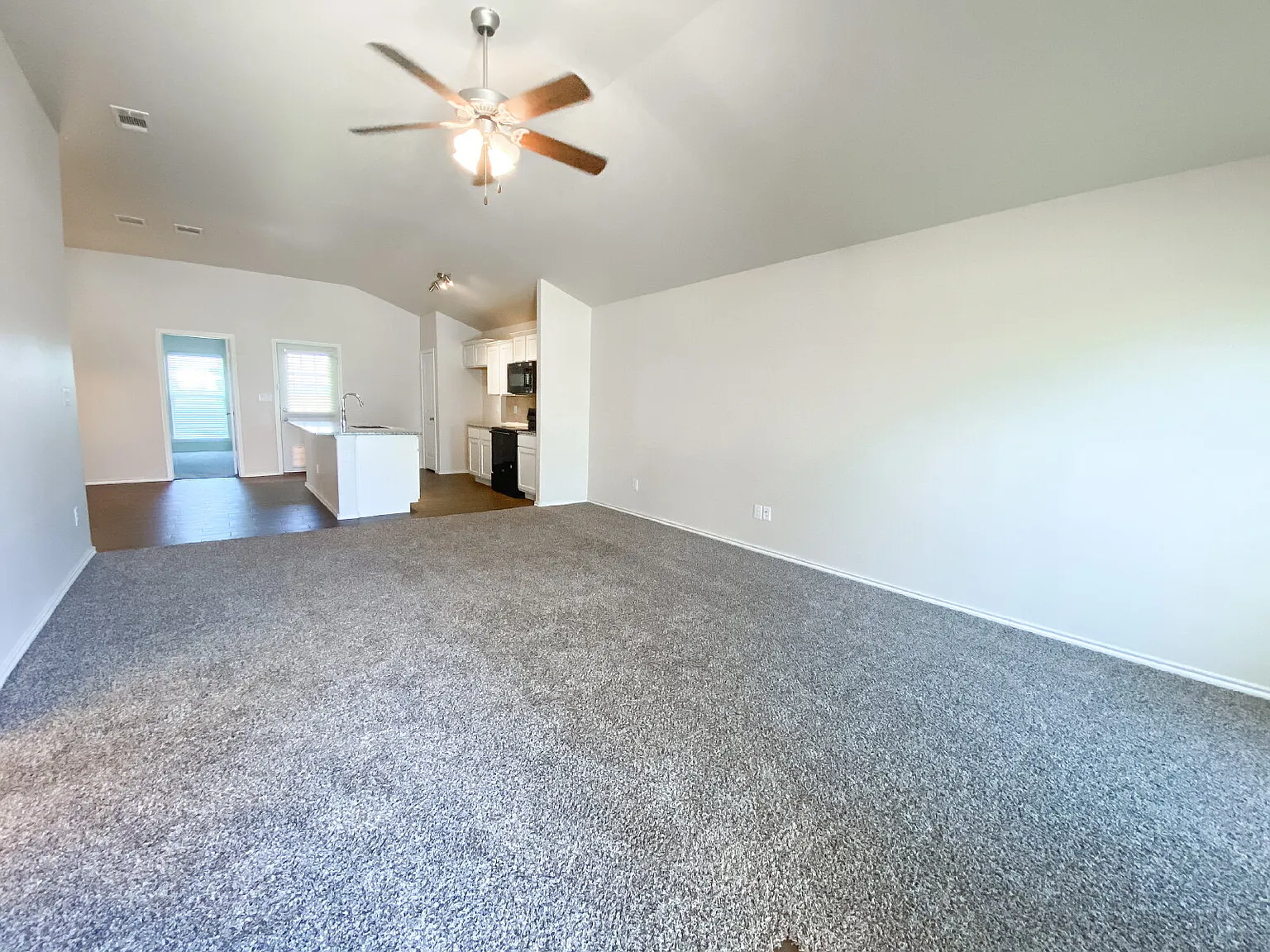 3 bed, 2.0 bath, 1455 sqft, $1,600 — Photo 4