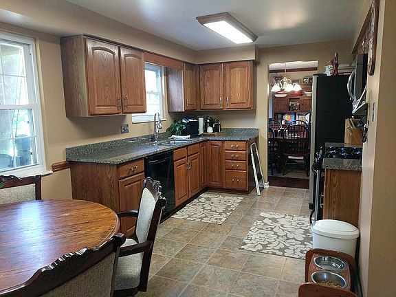 3rd image of 802 S Shenandoah Dr
