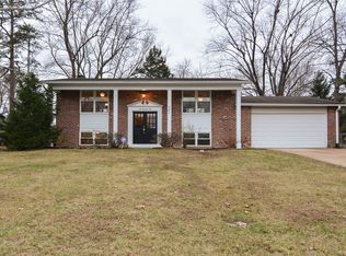 540 Saint Josephs Dr, Ballwin, MO