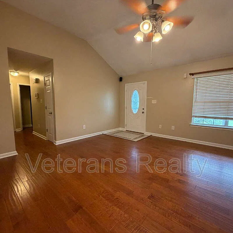 3 bed, 2.0 bath, 1460 sqft, $1,650 — Photo 2
