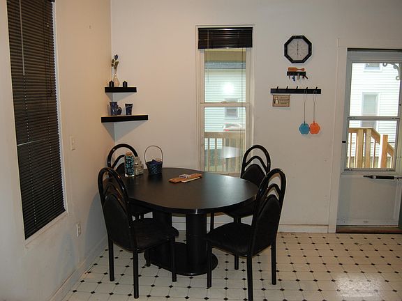 5th image of 907 Prospect Ave NE