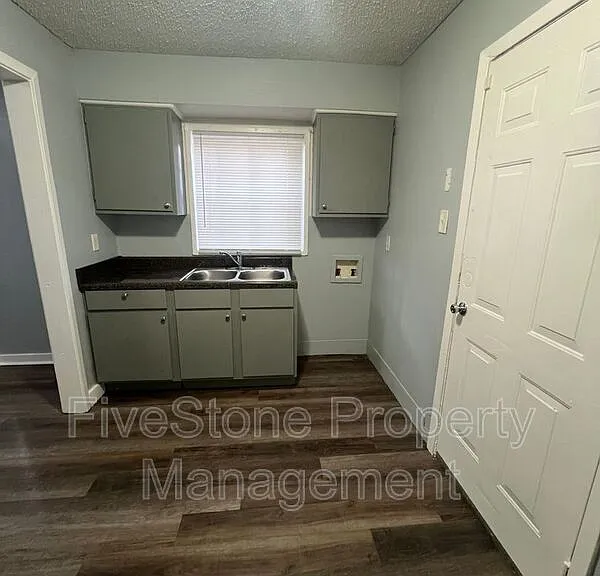 1300 Robin Hood Ln — Photo 7