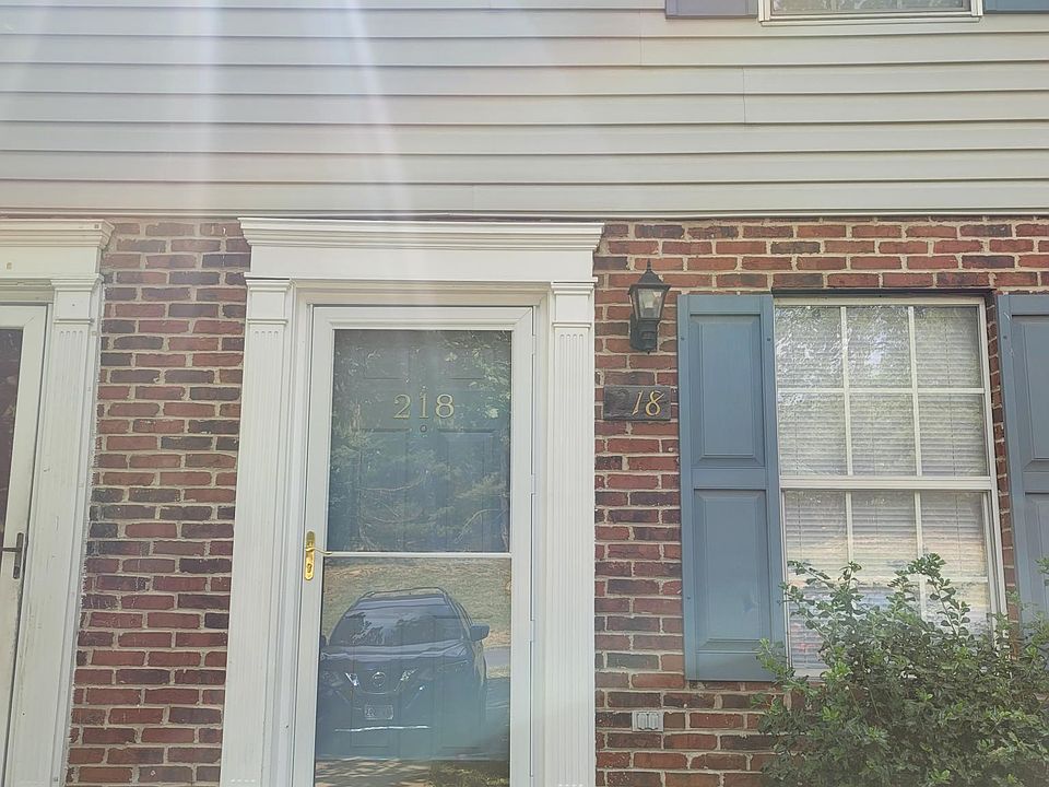 Welcome to 218 Hunter Run Road in Winchester, Virginia.