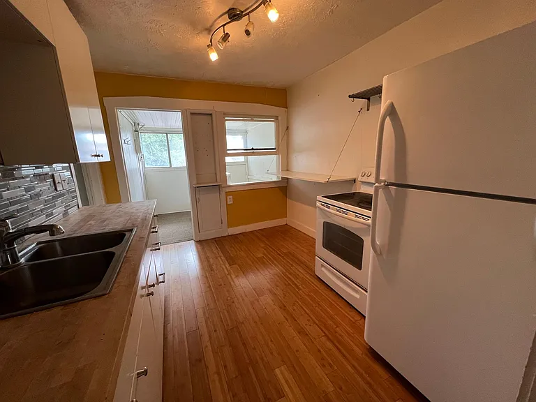 450 E Cleveland Ave — Photo 5