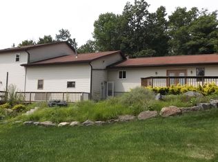 106 Meadow Ln, Swiftwater, PA 18370