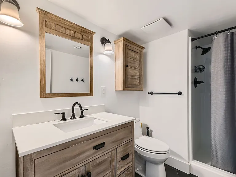 1186 N Franklin Ave — Photo 24