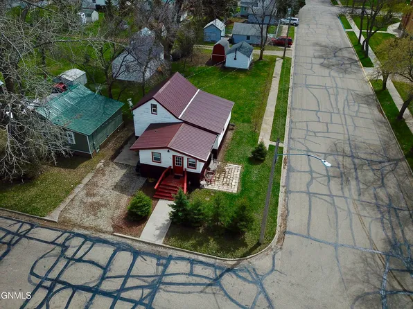 600 S 3rd St, Strasburg, ND 58573