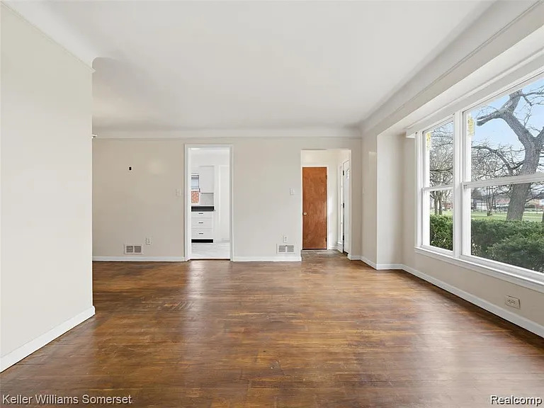20271 Grandville Ave — Photo 4