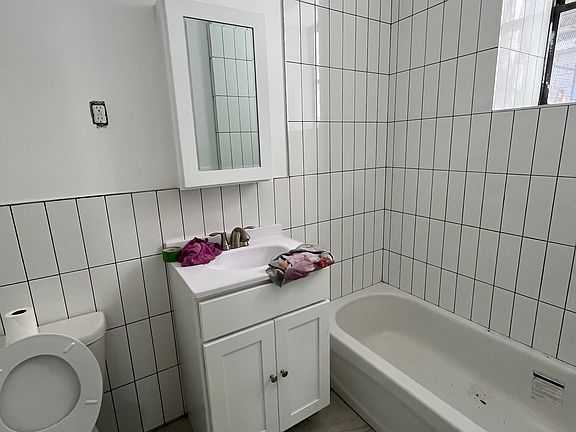 4th image of 426 E 22nd St #1C