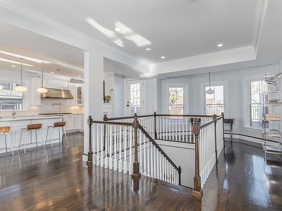 5th image of 27 Howland St #Penthouse 1