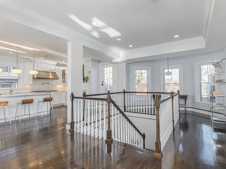 27 Howland St #Penthouse 1 — Photo 4