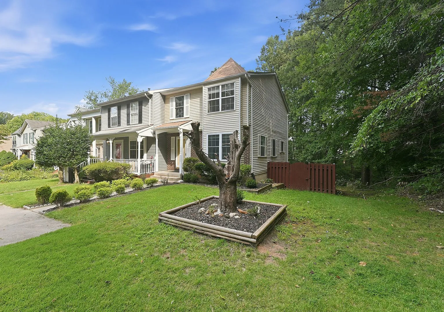 Welcome home to this beautifully updated end unit residence that combines modern finishes with sp... — Photo 2