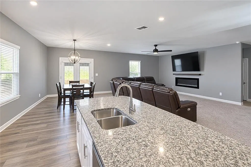 5 bed, 2.5 bath, 2313 sqft, $2,550 — Photo 4