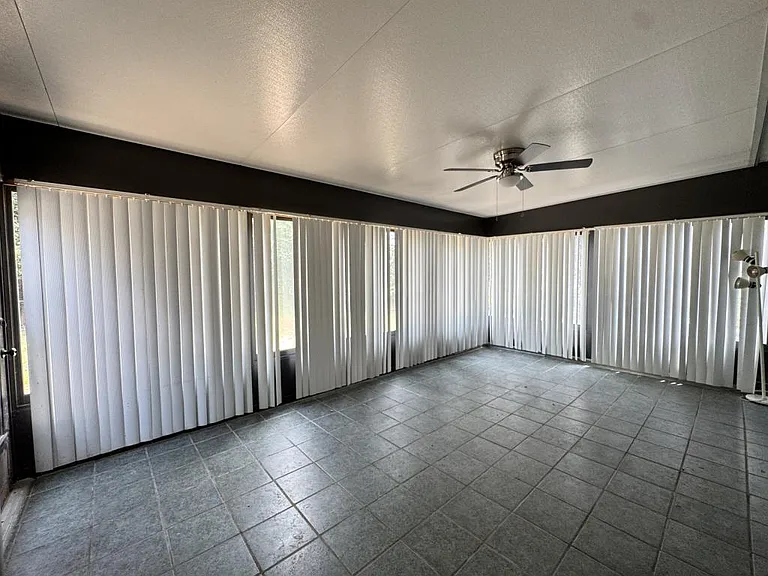327 Bonnie Dr — Photo 16