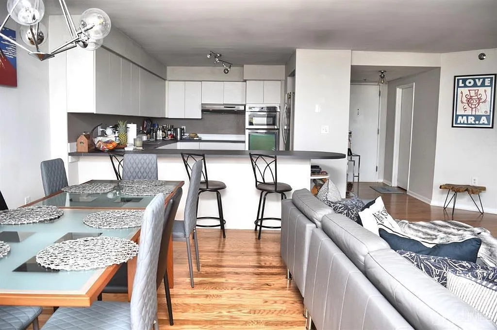 2 bed, 2.0 bath, 1300 sqft, $3,300 — Photo 3