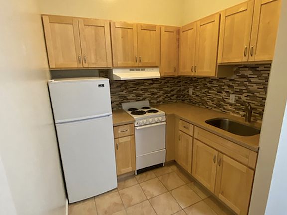 2nd image of 2224 Union St #206