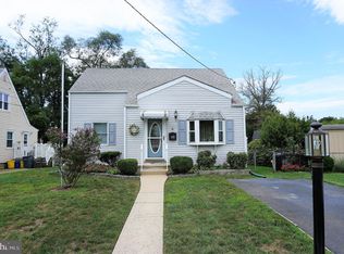 8 Runyon Dr, Hamilton, NJ 08610