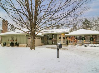 1S782 Tree Tops Ln, Wheaton, IL 60189