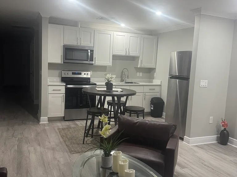 Prince Court Apartments — Photo 18