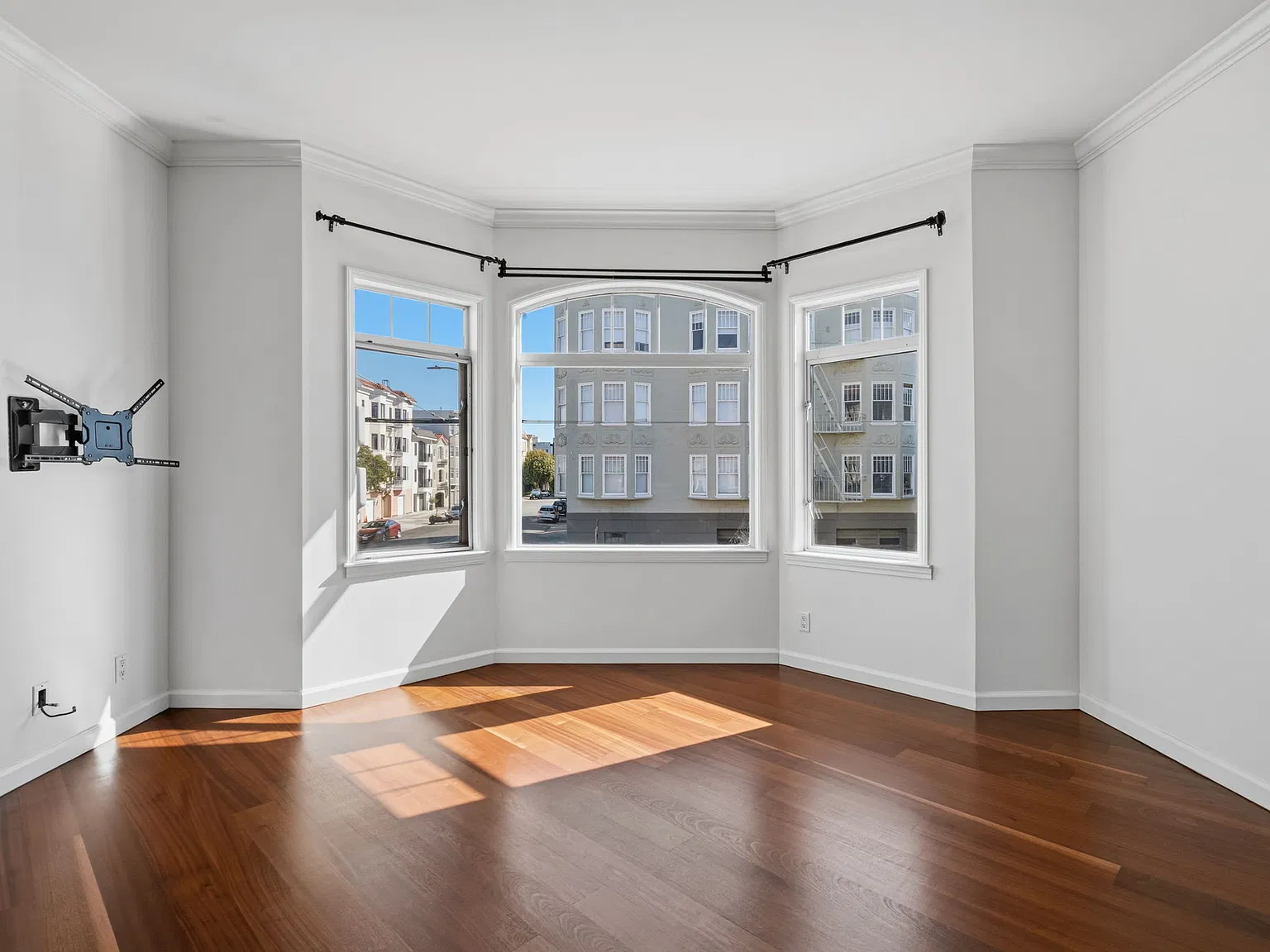 2 bed, 935 sqft, $7,995 — Photo 3