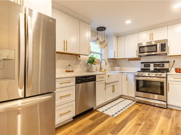 8543 Grandview Ave, Overland Park, KS 66212