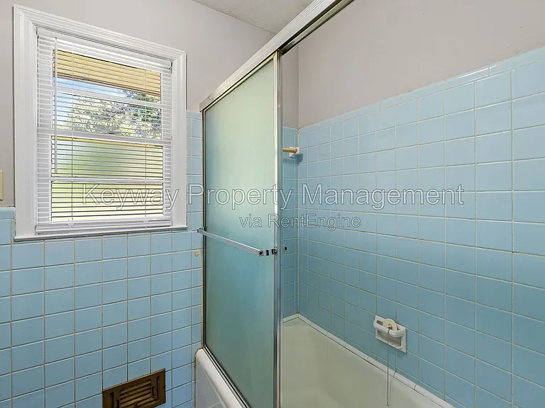 2105 Eastland Dr — Photo 15