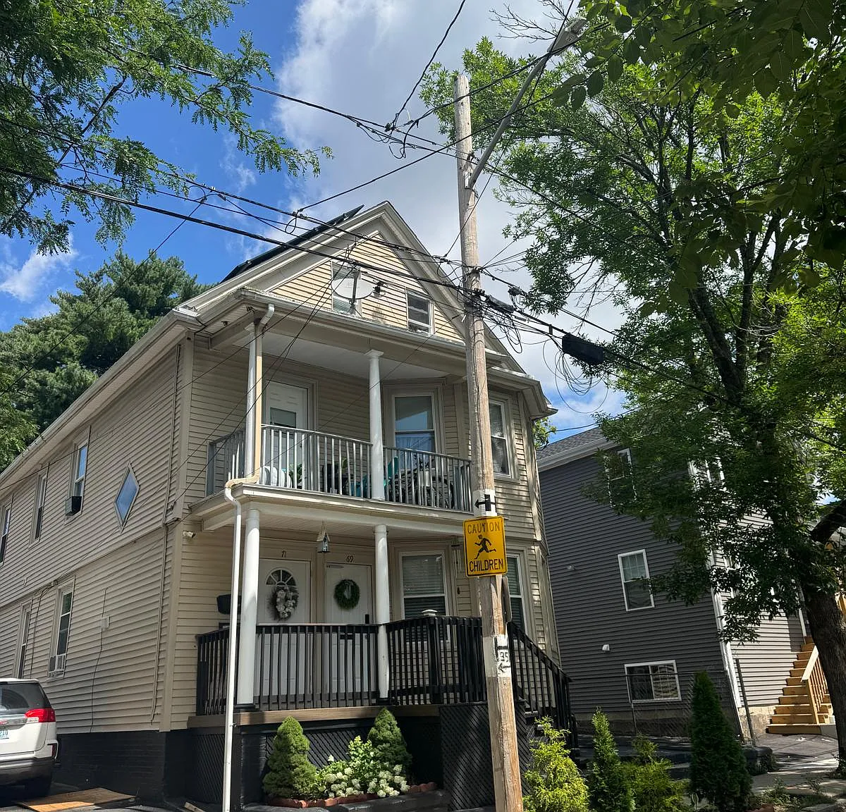 4 bed, 2454 sqft, $690 — Photo 2
