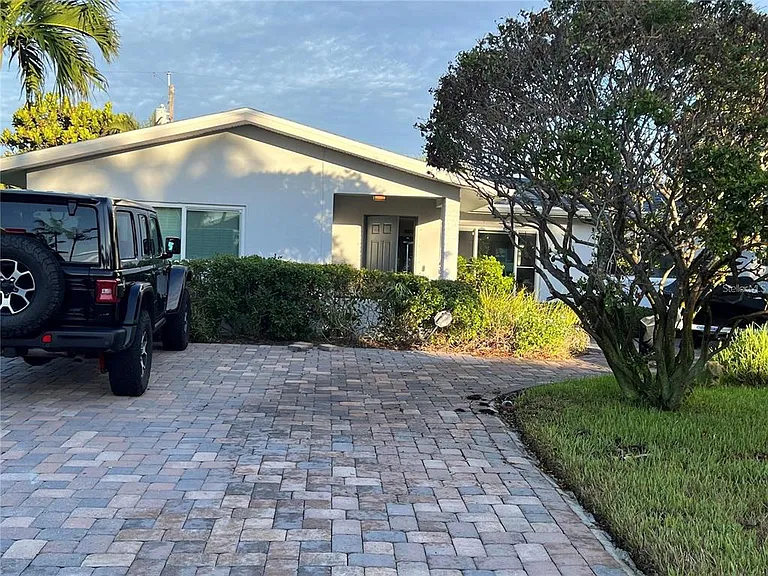 2460 E Vina Del Mar Blvd — Photo 3