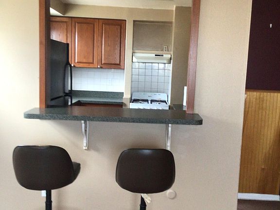 Kitchen service Hatch in to the living room, can also can use as a dinning area.