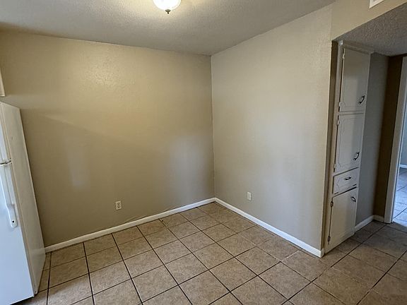 5th image of 2211 Jennifer Dr #1