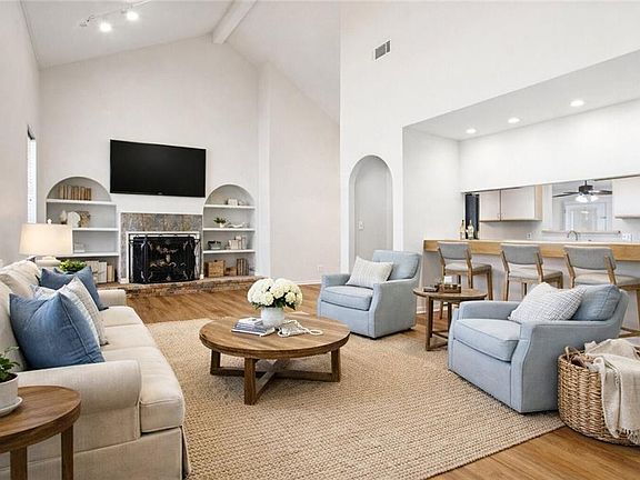 5th image of 102 Emerald St