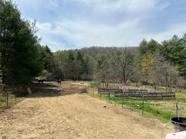 3 Kanes Dr, Hendersonville, NC 28739
