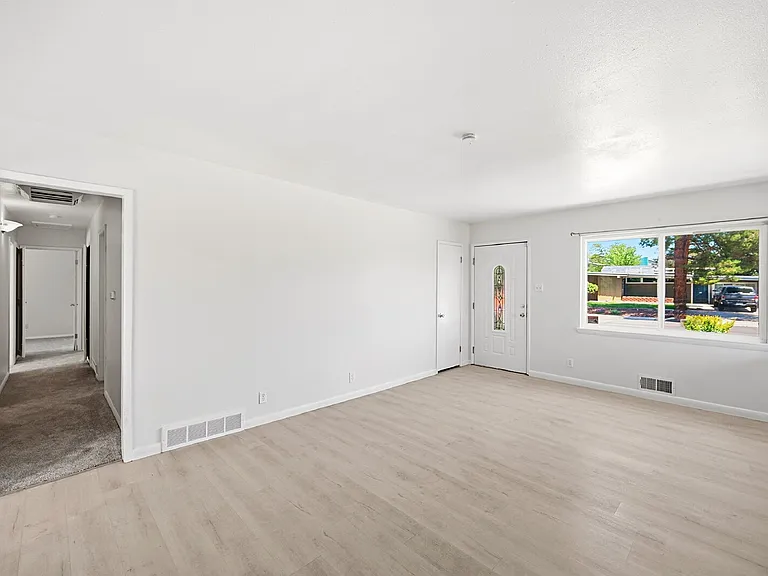 2400 Valley View Dr — Photo 7