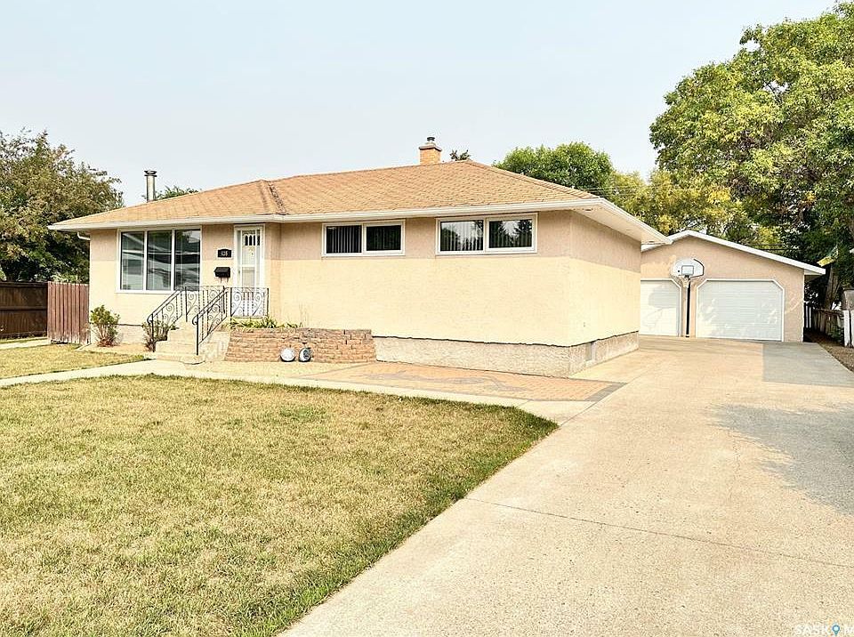 1st image of 436 Woodlawn Cres