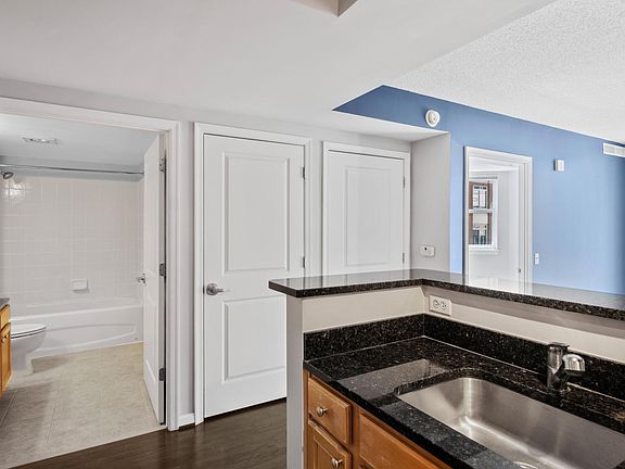 4th image of 880 N Pollard St APT 727