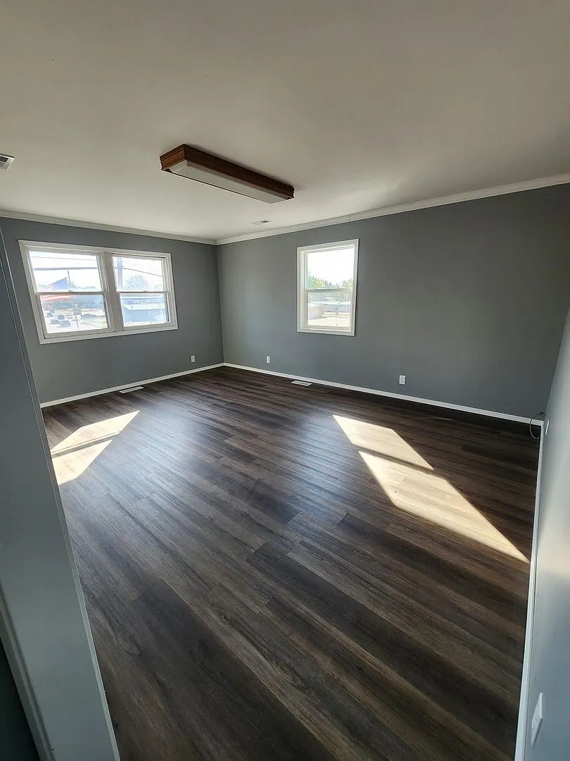 Large office space on East DeYoung, Marion. — Photo 3
