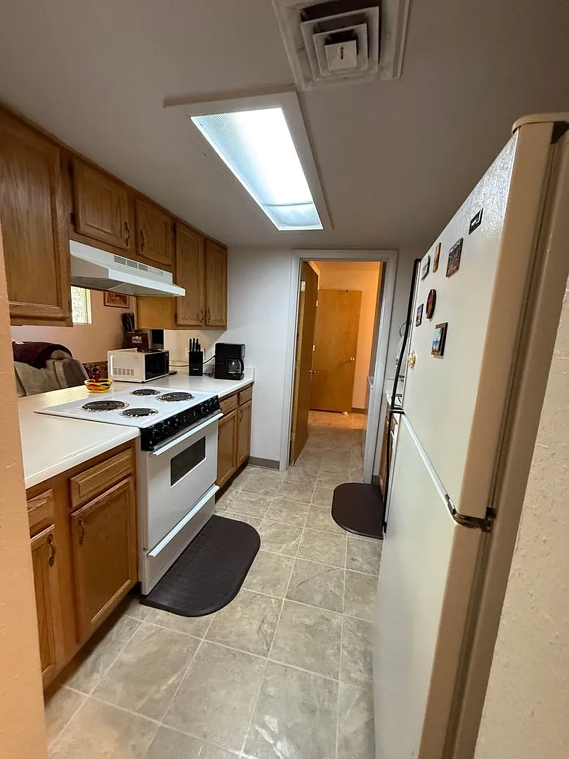Hidden gem on Auburn for rent — Photo 2