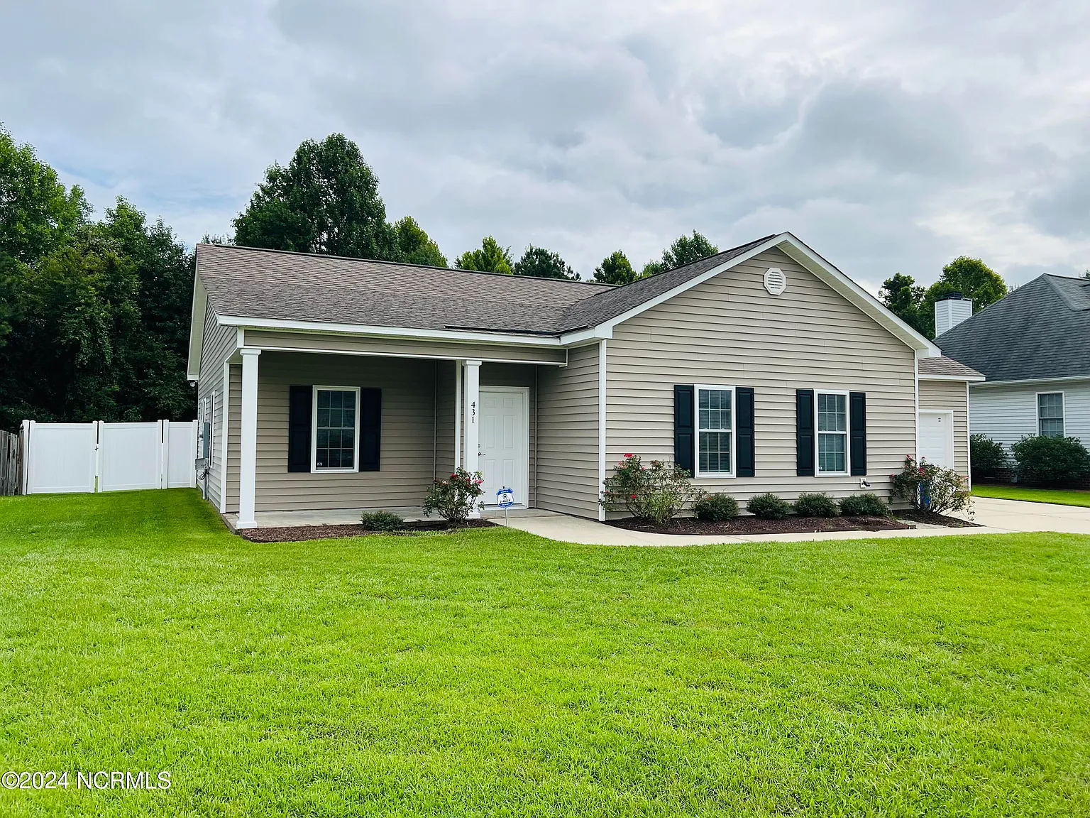 3 bed, 2.0 bath, 1700 sqft, $2,200 — Photo 3