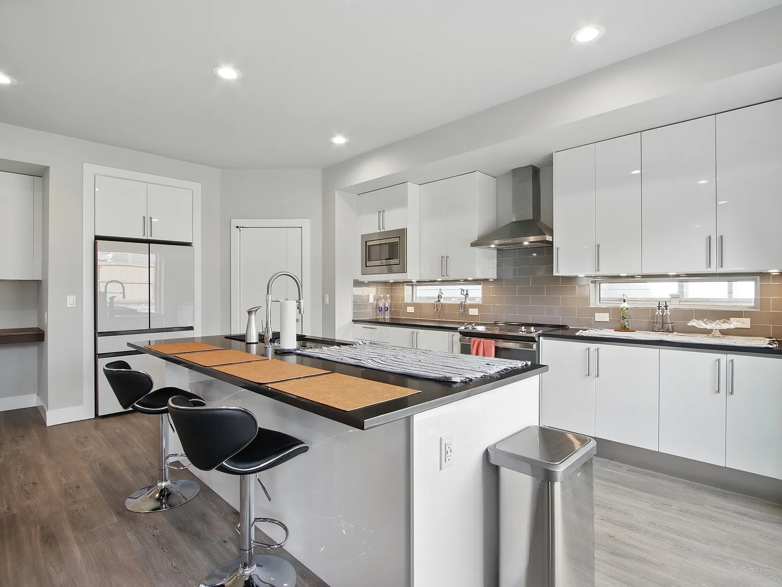 4 bed, 2800 sqft, $3,750 — Photo 2