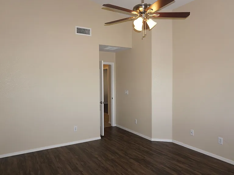 2201 S Saint Suzanne Dr — Photo 30