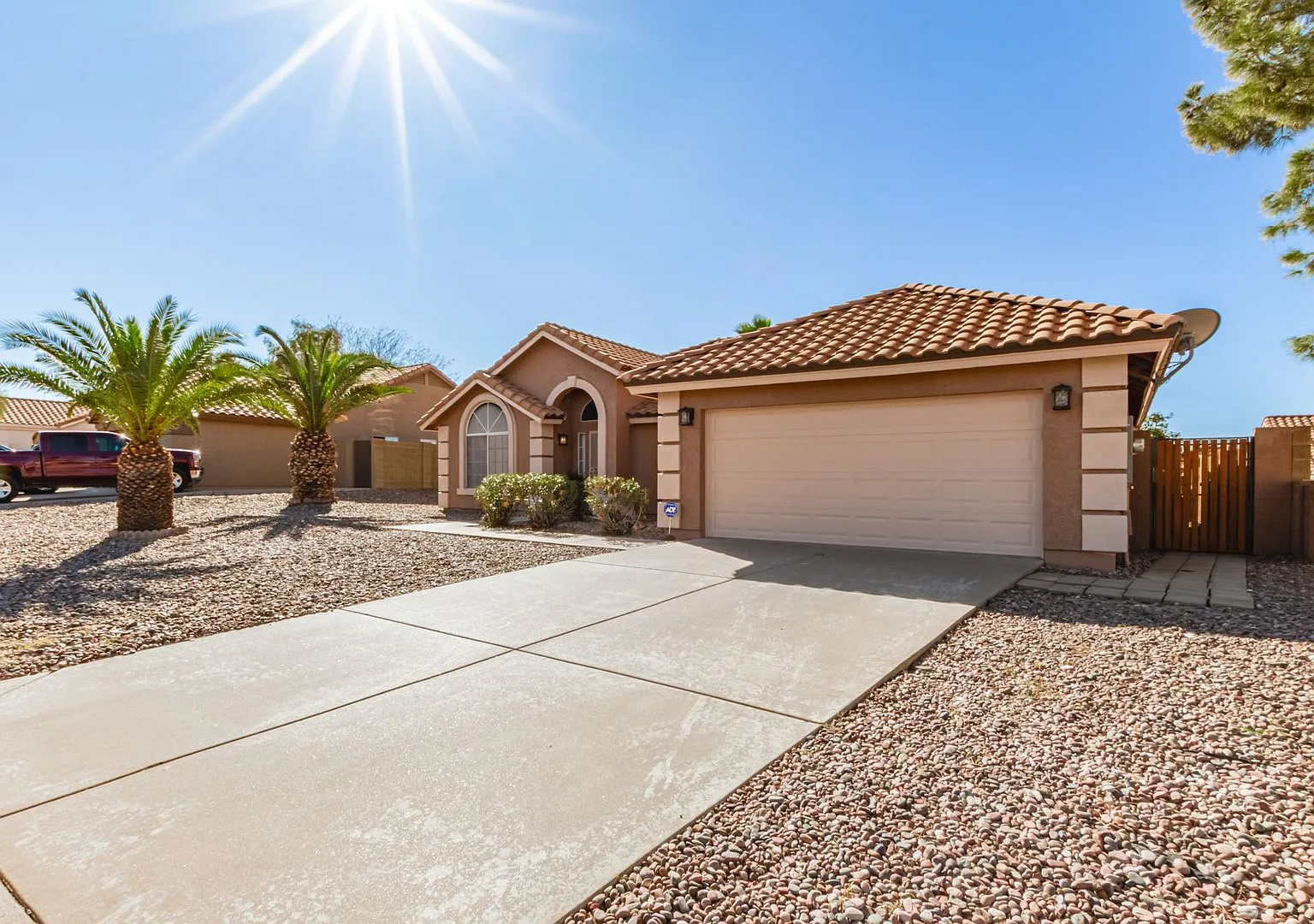 Fantastic Home with Private Pool and NO HOA! — Photo 4