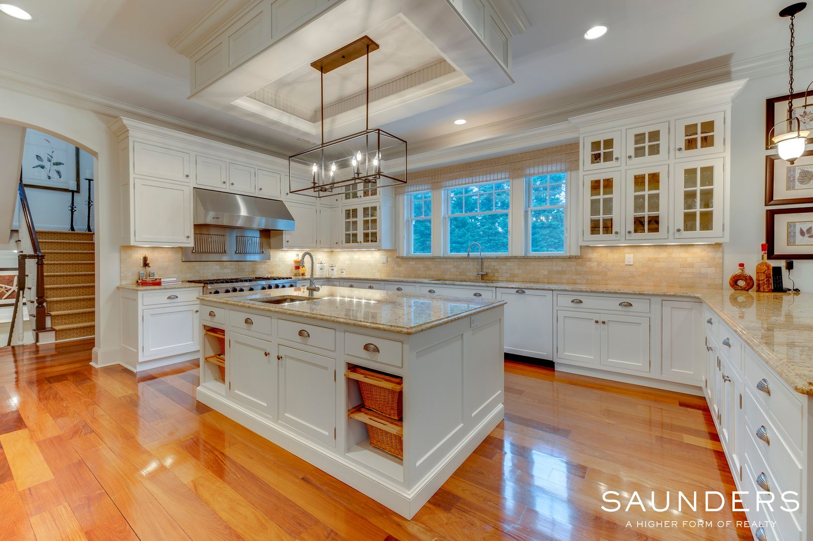  Expansive kitchen 