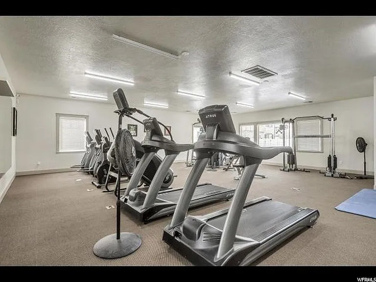 229 E Bridgewater Ln — Photo 31
