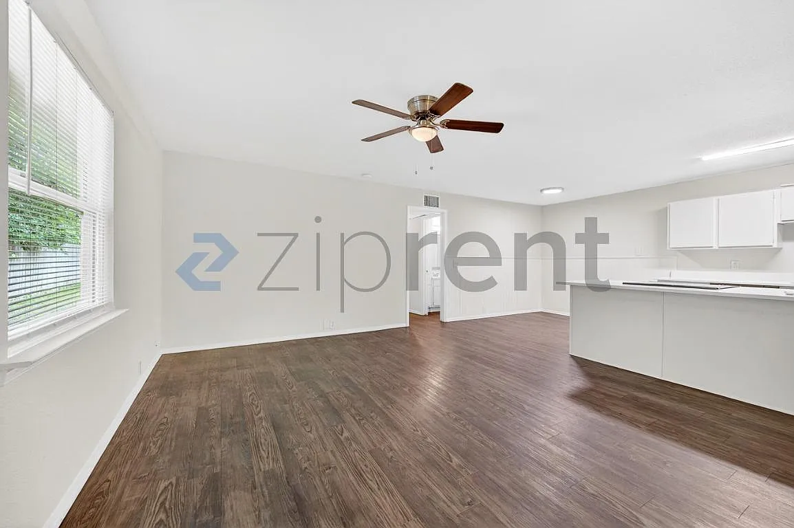3 bed, 1200 sqft, $1,700 — Photo 2