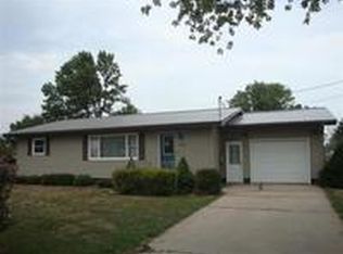 404 E York St, Camp Point, IL 62320